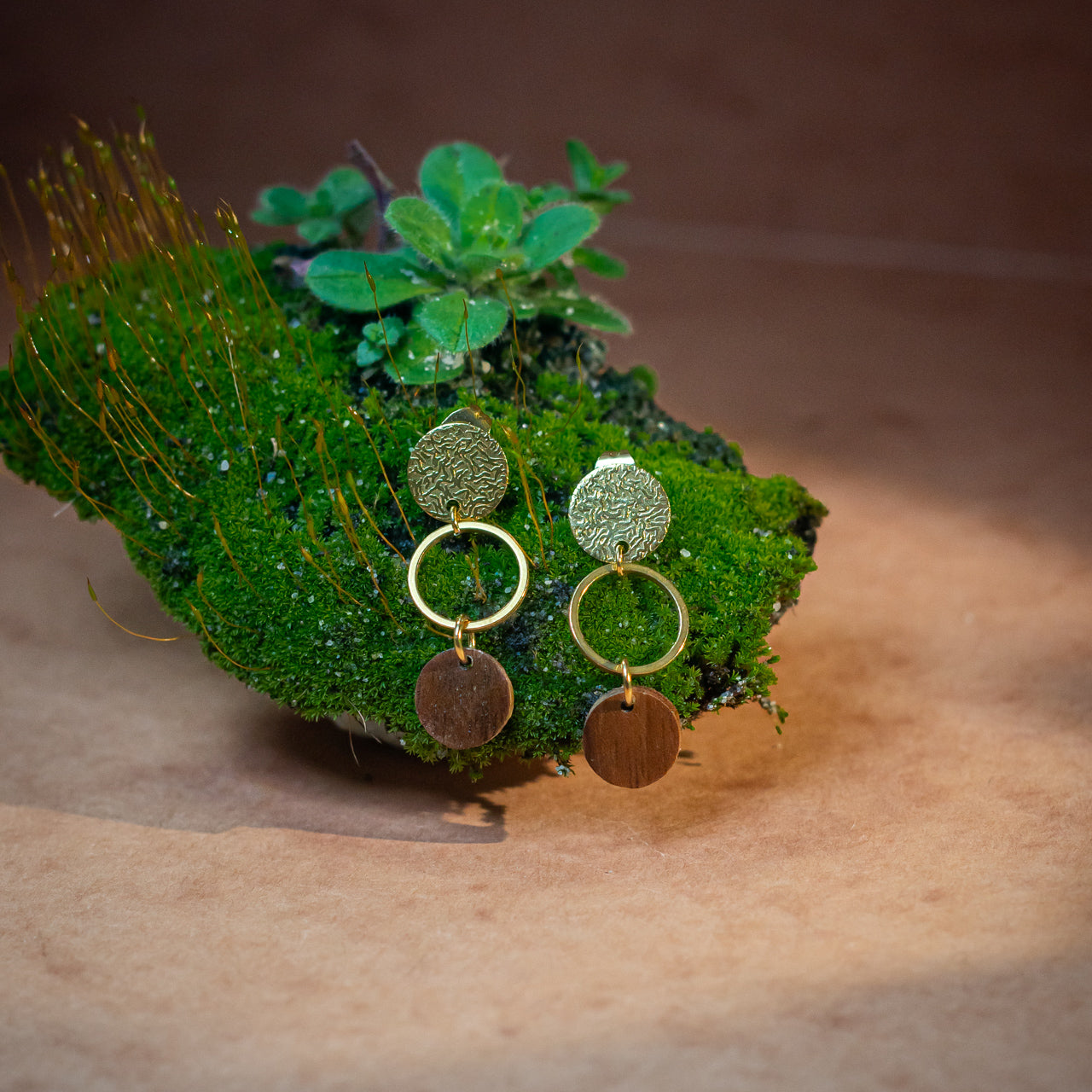Boucles d'oreilles rondes tombantes femme doré en bois précieux et acier inoxydable. Fabrication artisanale en France par une ébéniste