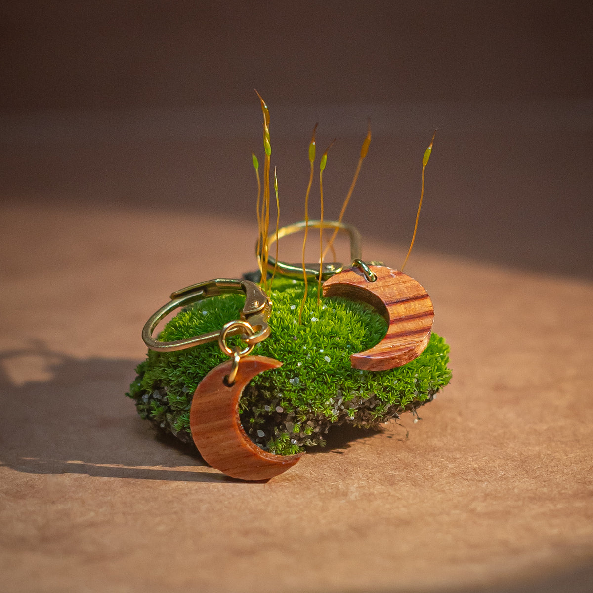 Boucles d'oreilles dormeuses lunes femme dorées en bois précieux et acier inoxydable. Fabrication artisanale en France par une ébéniste