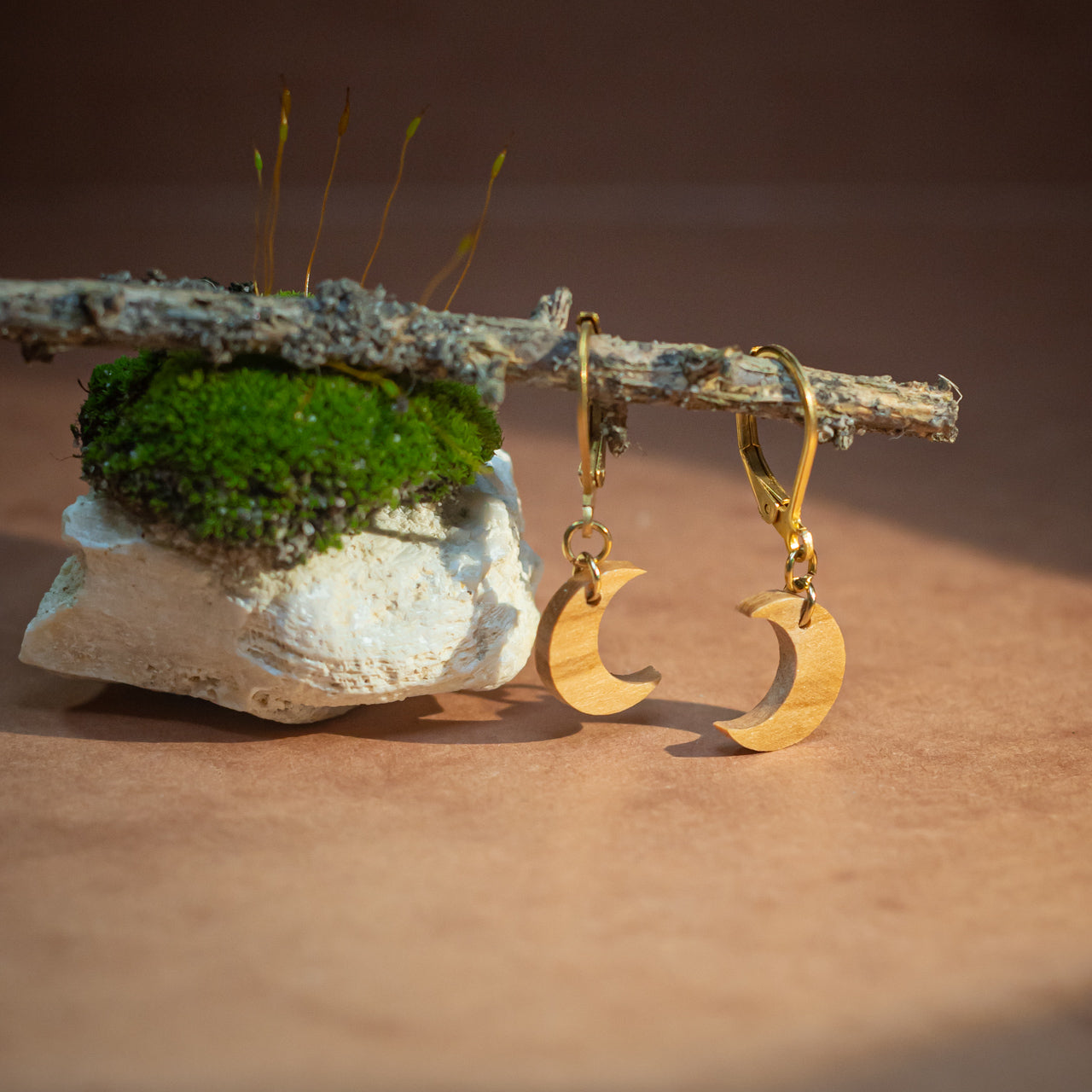 Boucles d'oreilles dormeuses lunes femme dorées en bois précieux et acier inoxydable. Fabrication artisanale en France par une ébéniste
