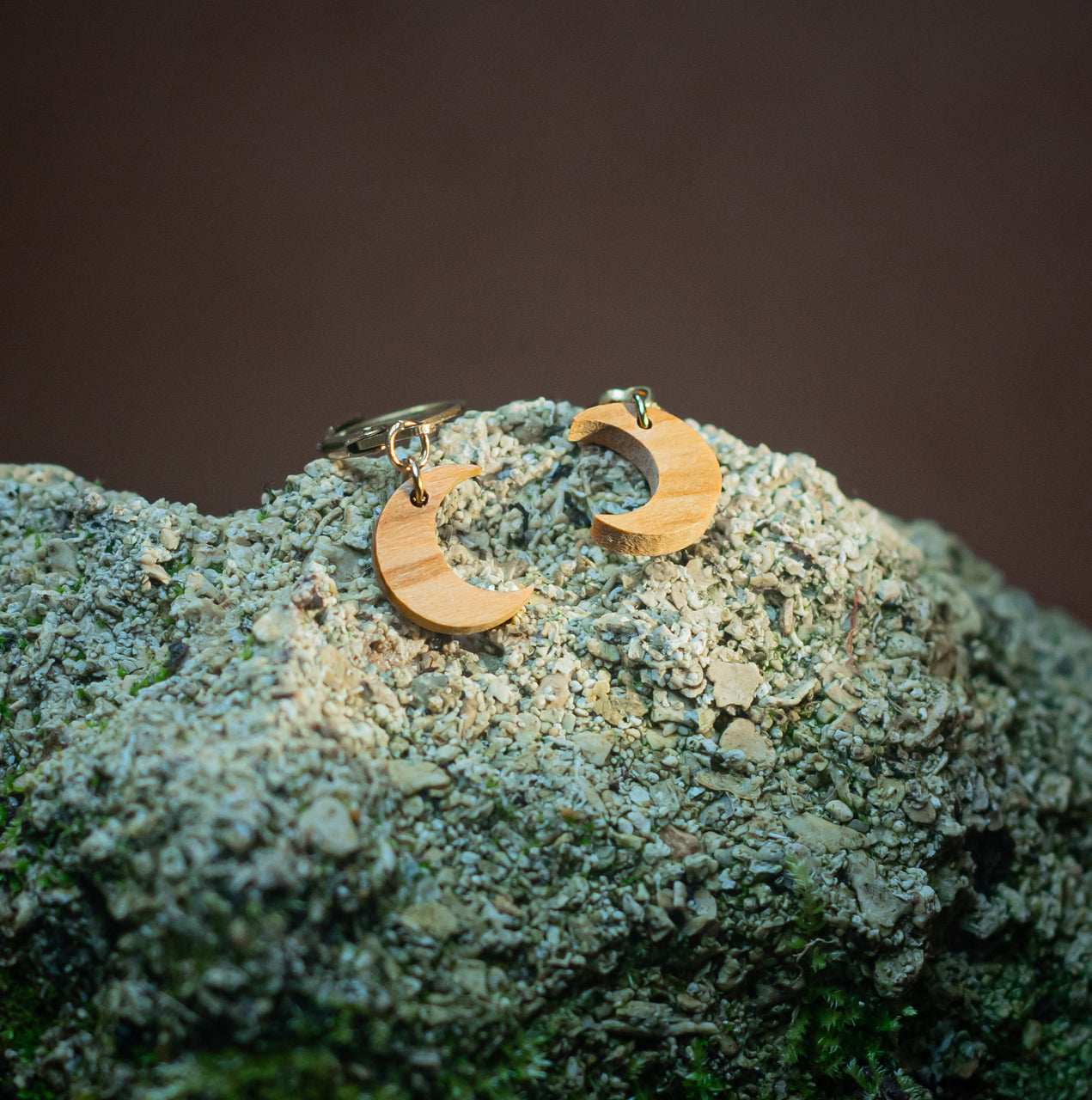 Boucles d'oreilles dormeuses lunes femme dorées en bois précieux et acier inoxydable. Fabrication artisanale en France par une ébéniste