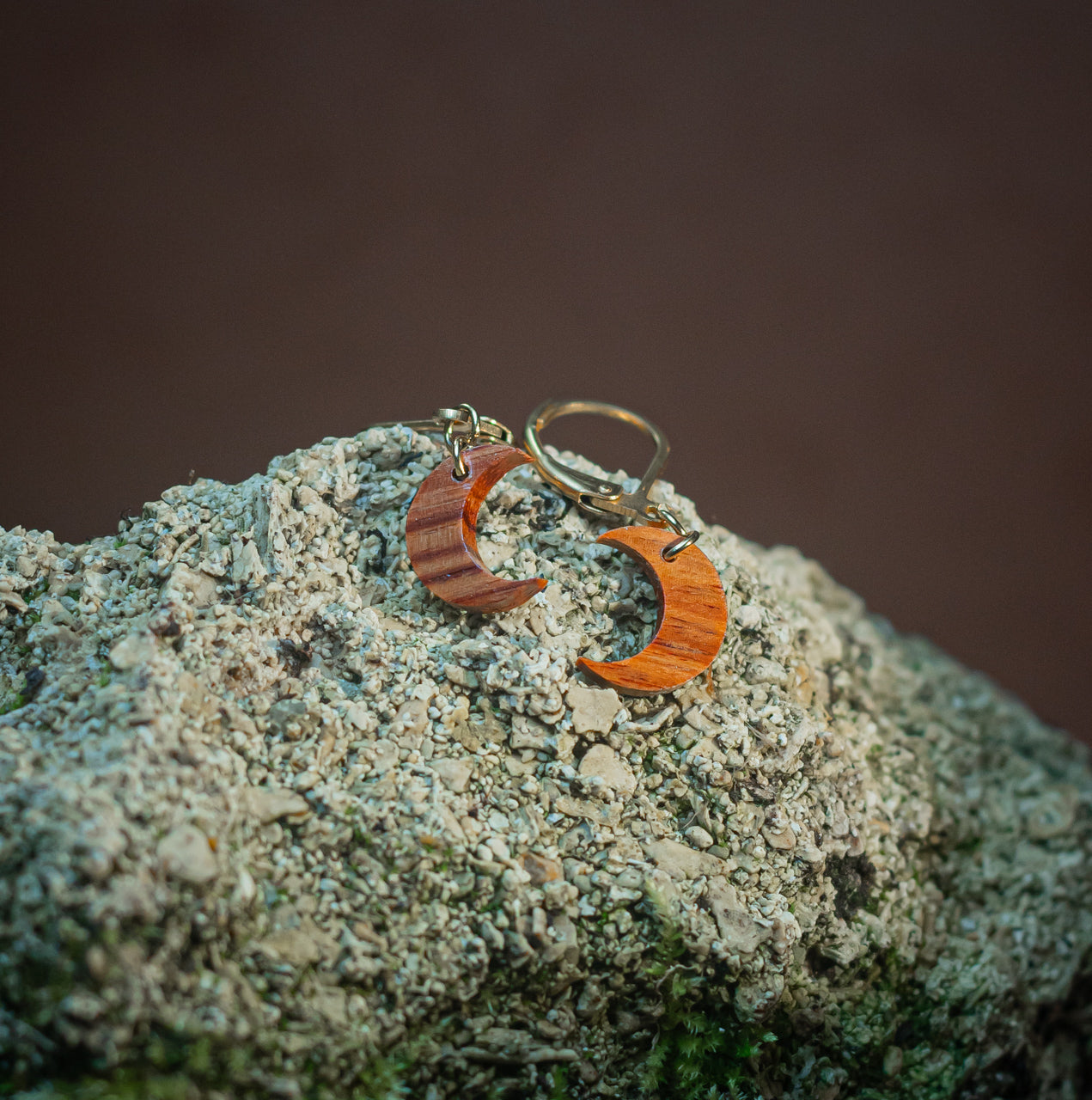 Boucles d'oreilles dormeuses lunes femme dorées en bois précieux et acier inoxydable. Fabrication artisanale en France par une ébéniste