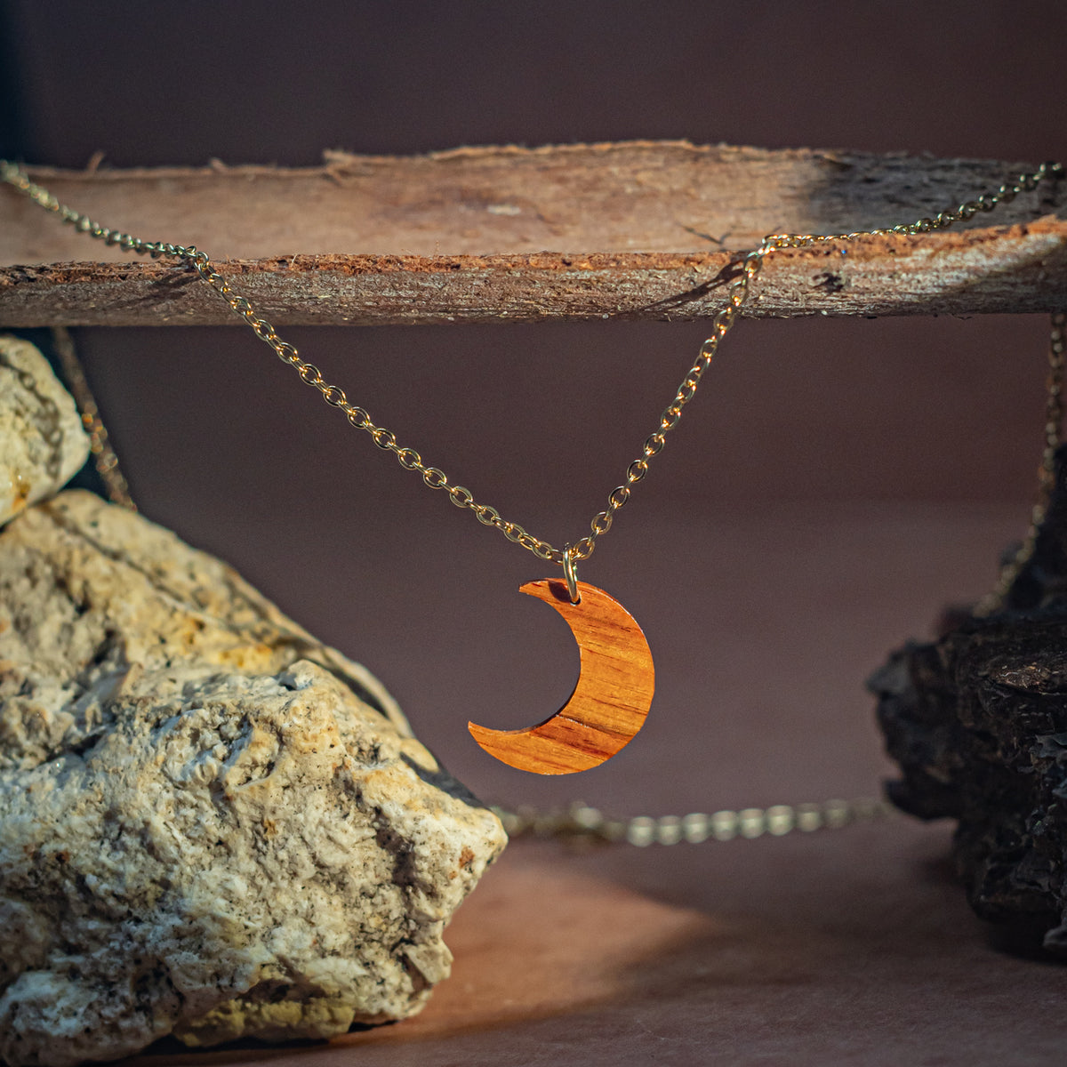 collier pendentif demi-lune femme en bois de rose et acier doré, suspendu à une branche, fabrication artisanale française, racines artisanat