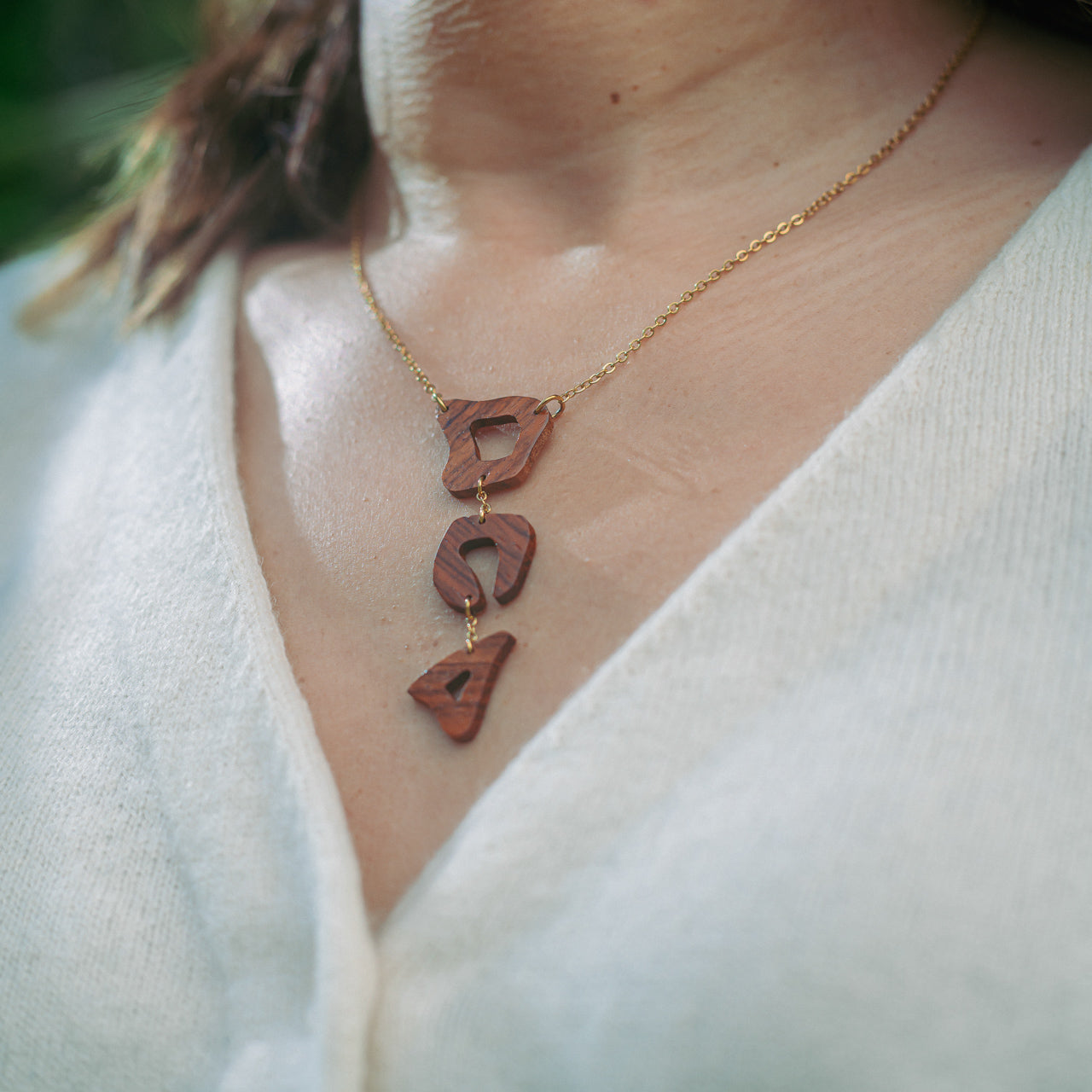 collier léopard femme en bois d'amourette et acier doré, porté à un cou, fabrication artisanale française, racines artisanat