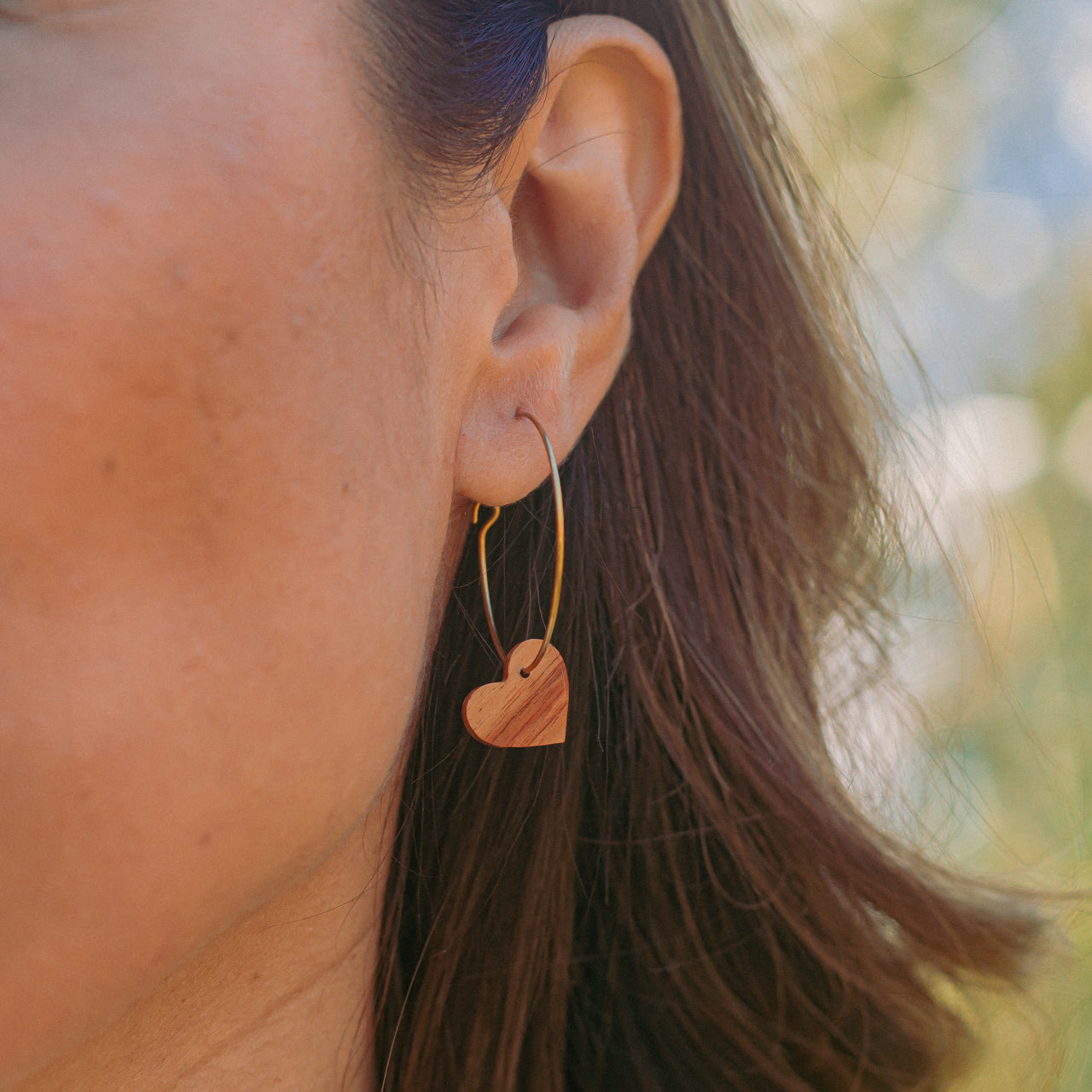 Boucles d'oreilles créoles coeur femme doré en bois précieux et acier inoxydable. Fabrication artisanale en France par une ébéniste