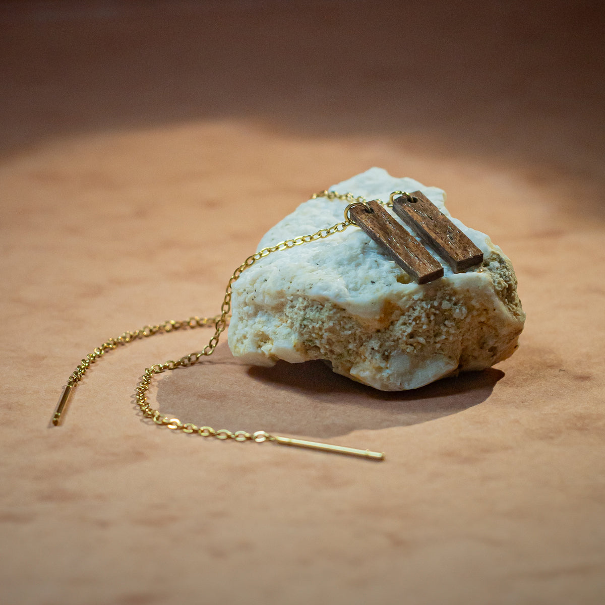 Boucles d'oreilles chaînettes multi-position femme dorées en bois précieux, longues et réglables. Fabrication artisanale en France par une ébéniste