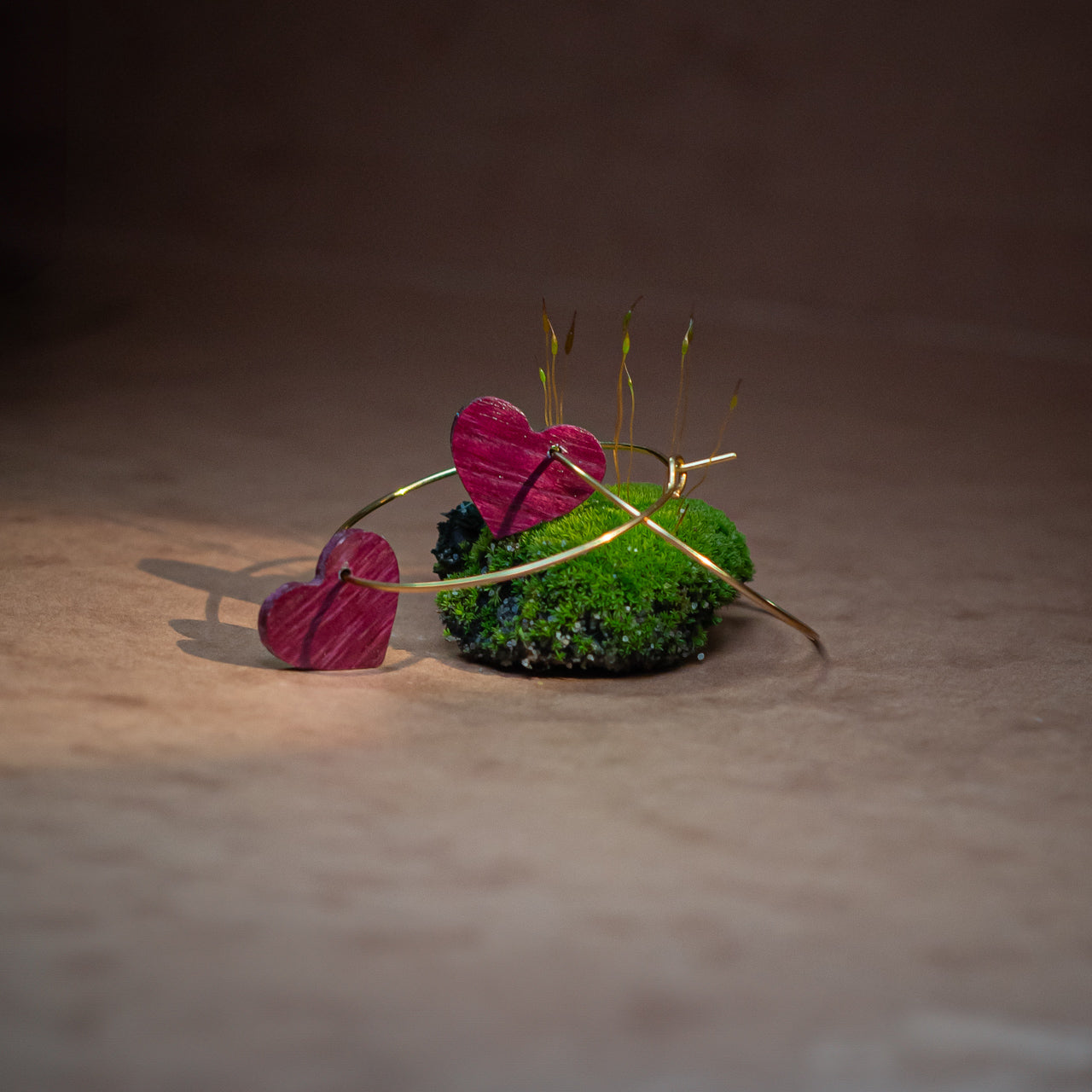 Boucles d'oreilles créoles coeur femme doré en bois précieux et acier inoxydable. Fabrication artisanale en France par une ébéniste