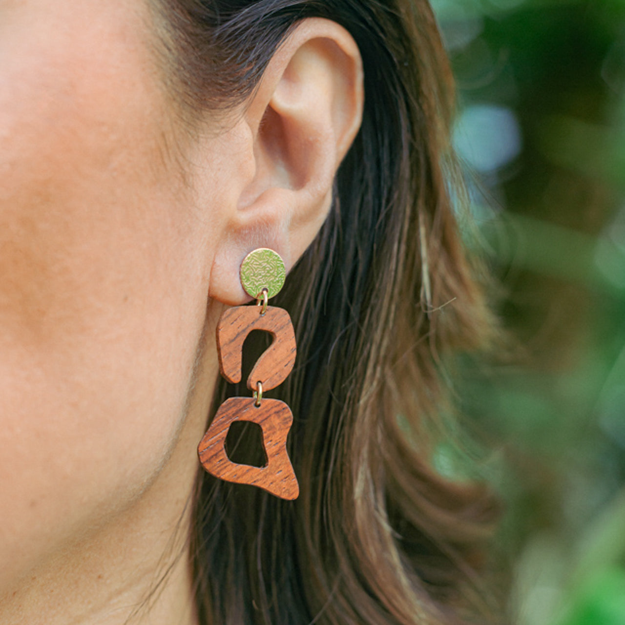 Boucles d'oreilles femme dorées en bois précieux, tombantes et au motif léopard. Fabrication artisanale en France par une ébéniste
