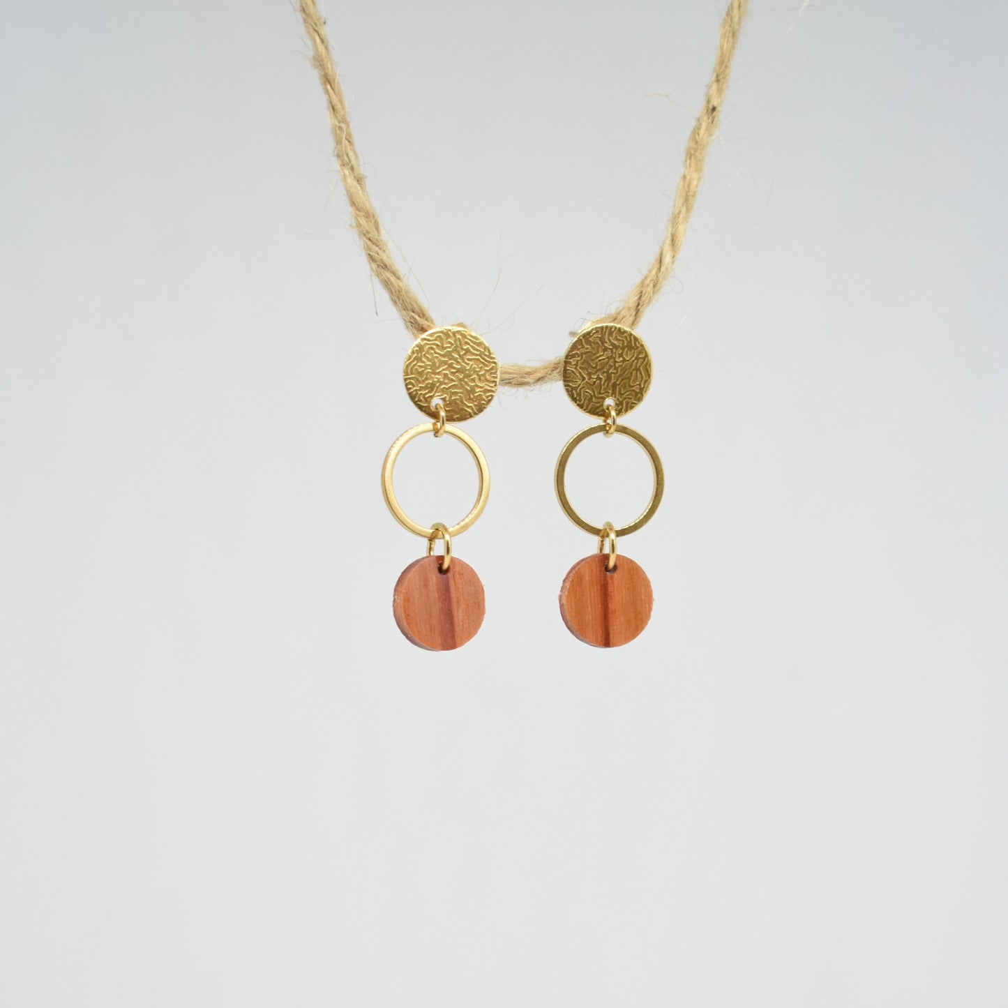 Boucles d'oreilles rondes tombantes femme doré en bois précieux et acier inoxydable. Fabrication artisanale en France par une ébéniste