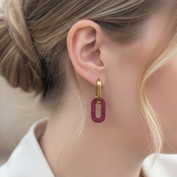 Boucles d'oreilles créoles ovales femme dorées en bois précieux et acier inoxydable. Fabrication artisanale en France par une ébéniste