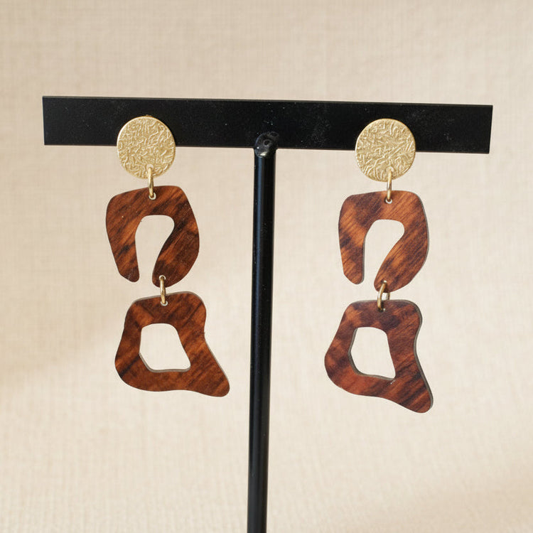 Boucles d'oreilles femme dorées en bois précieux, tombantes et au motif léopard. Fabrication artisanale en France par une ébéniste