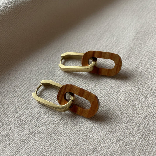 Boucles d'oreilles créoles ovales femme dorées en bois précieux et acier inoxydable. Fabrication artisanale en France par une ébéniste