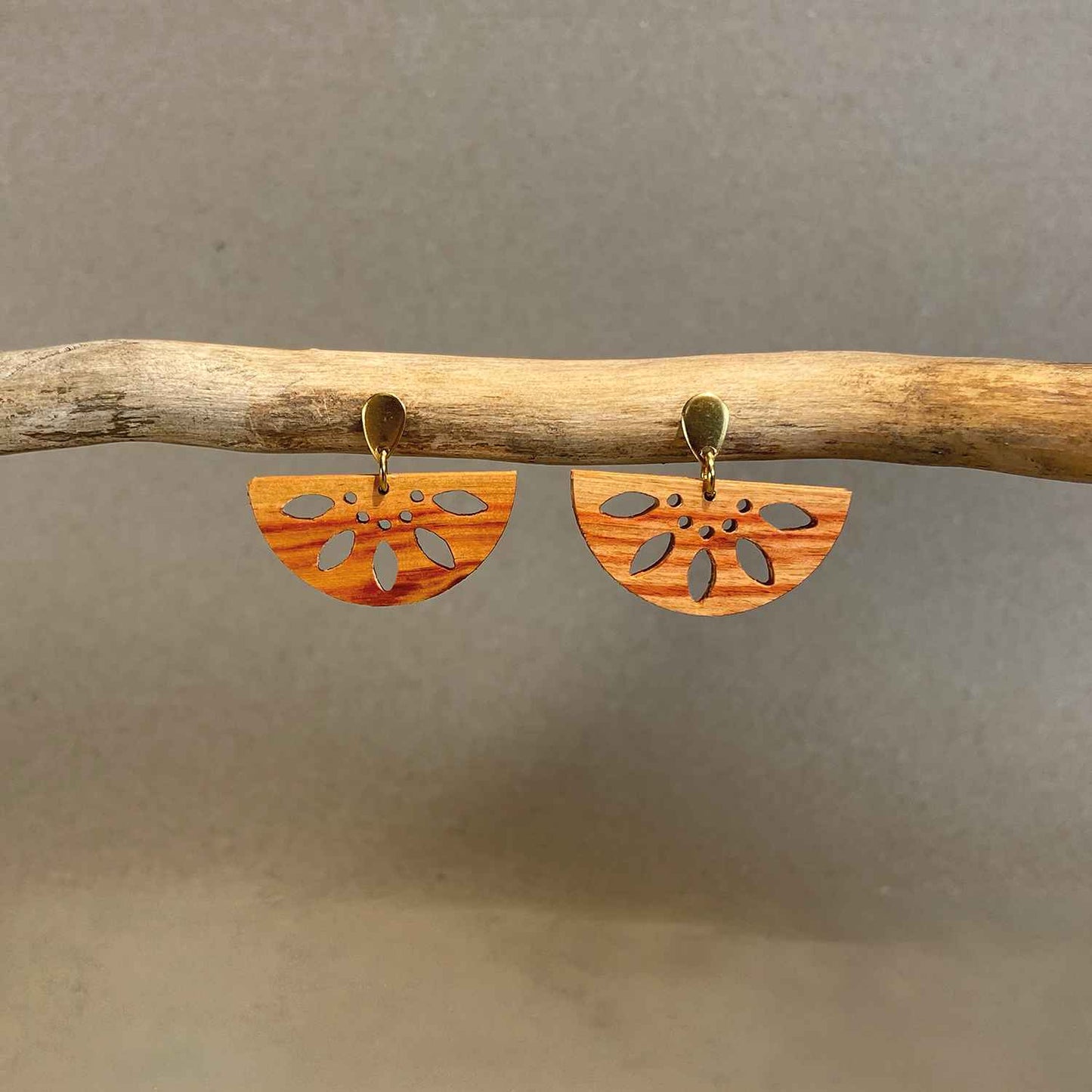 Clous demi-ronds dentelle en bois - Dorés