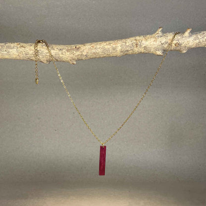 collier pendentif barre femme en bois d'amarante et acier doré, suspendu à une branche, fabrication artisanale française, racines artisanat