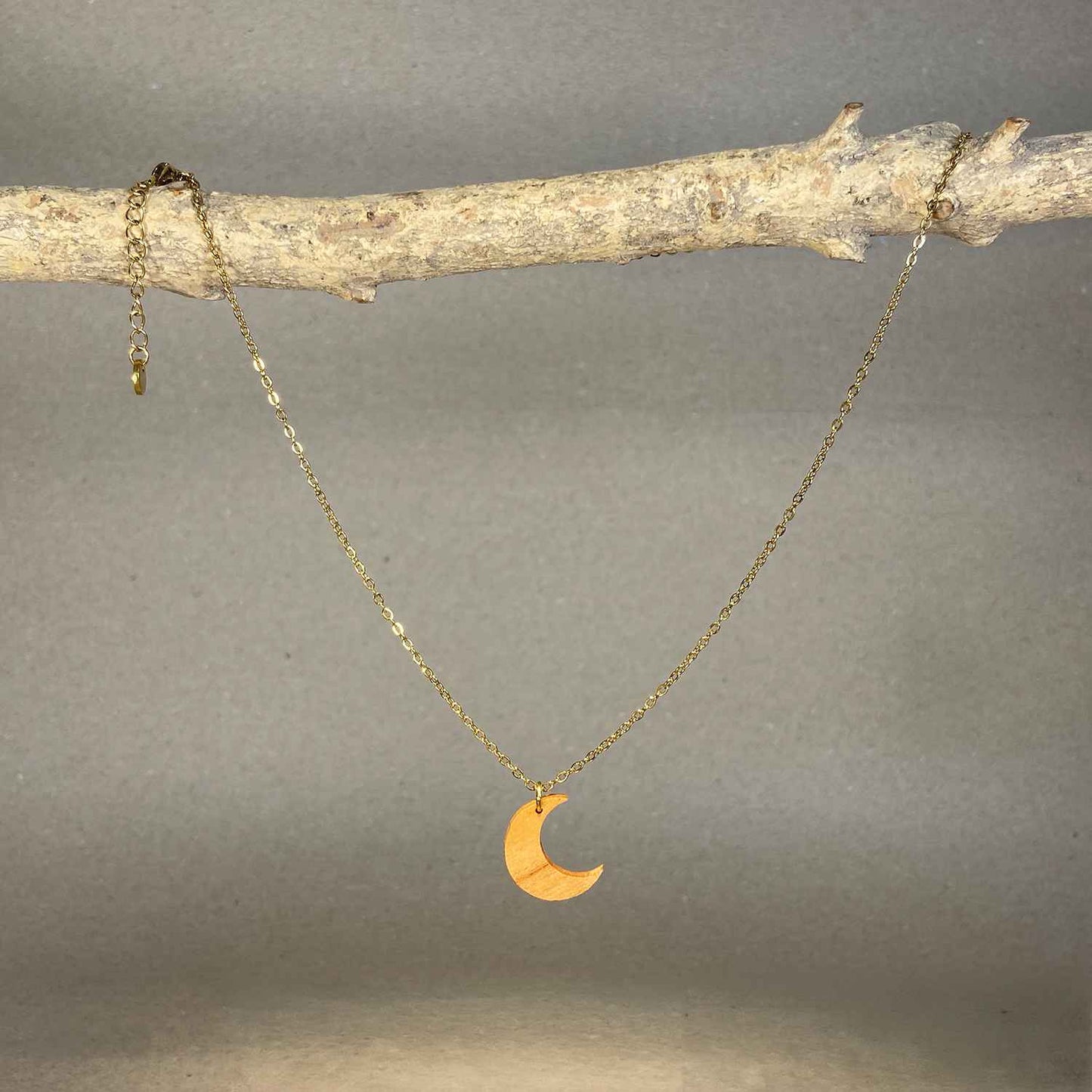 Collier demi-lune en bois - Doré