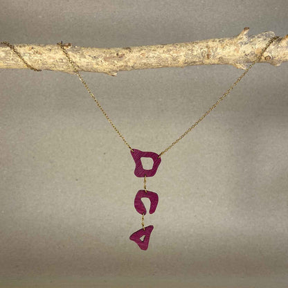 collier léopard femme en bois d'amarante et acier doré, suspendu à une branche, fabrication artisanale française, racines artisanat