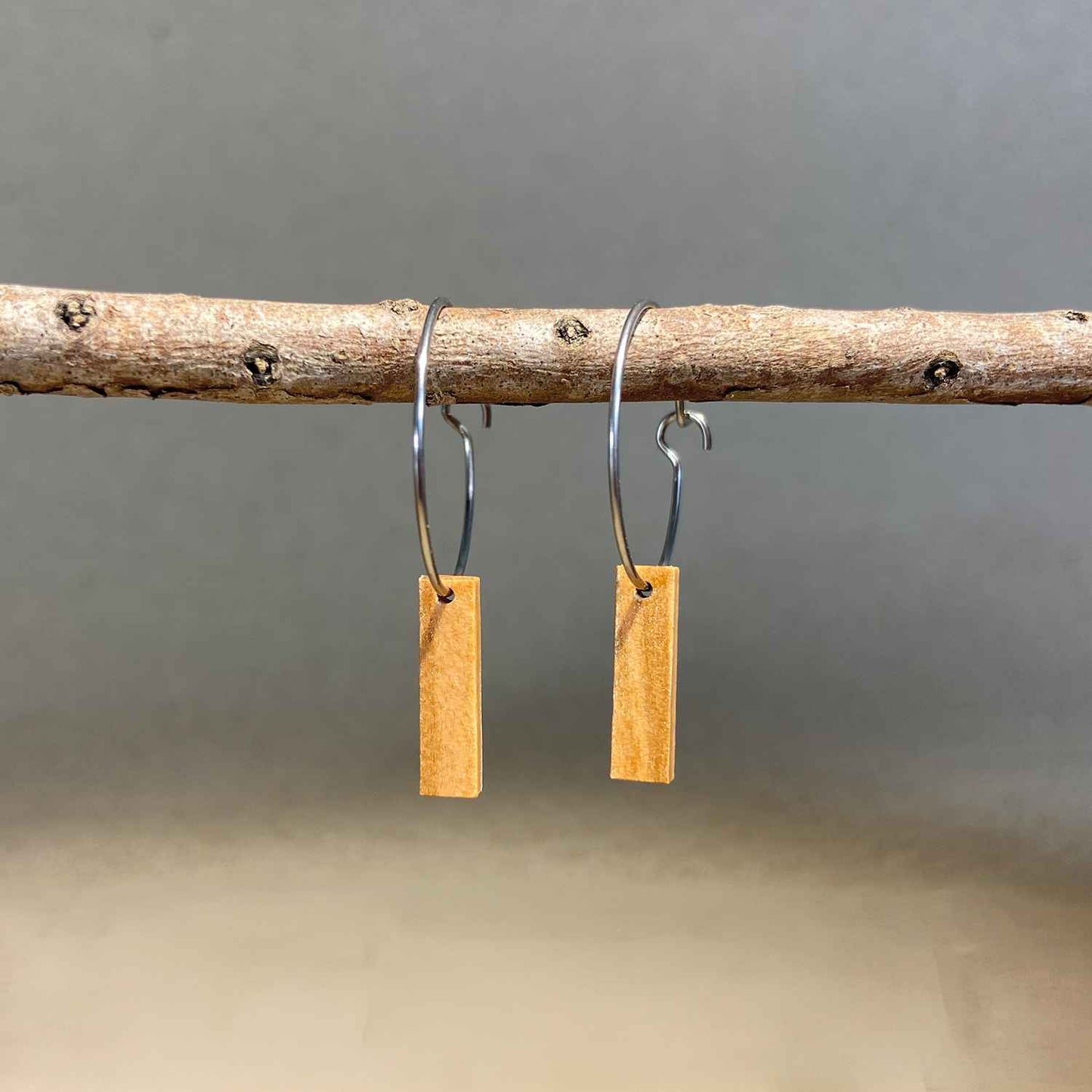 Créoles petite barre en bois - Argentées
