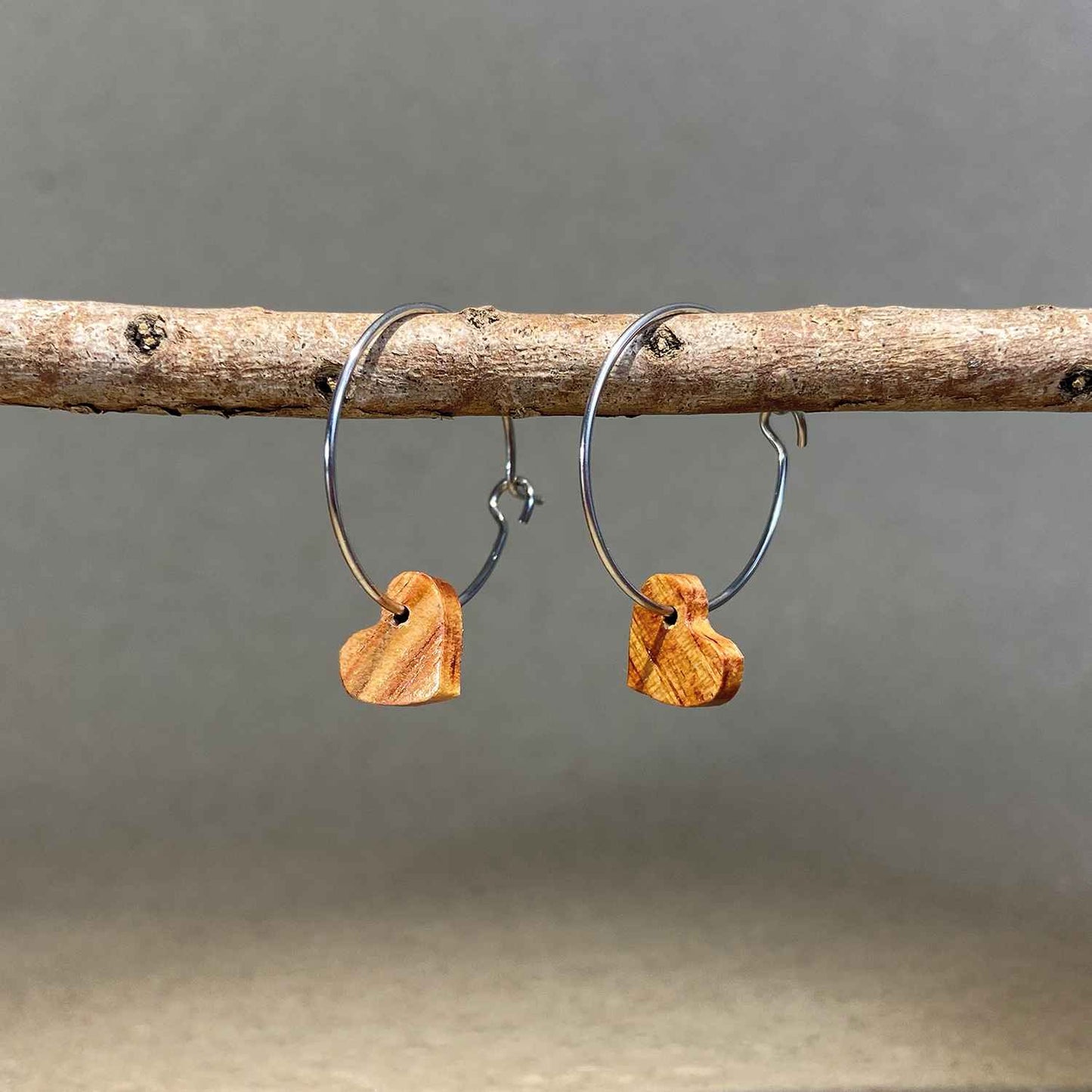 Petites créoles cœur en bois - Argentées