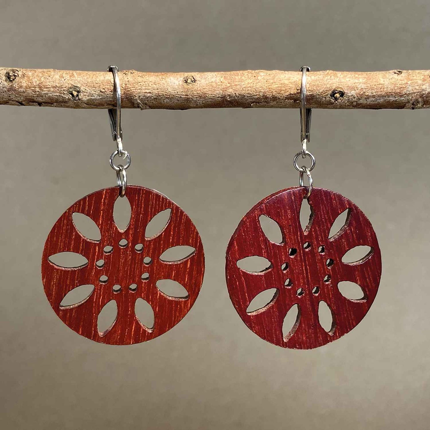 Dormeuses fleur ronde dentelle en bois - Argentées
