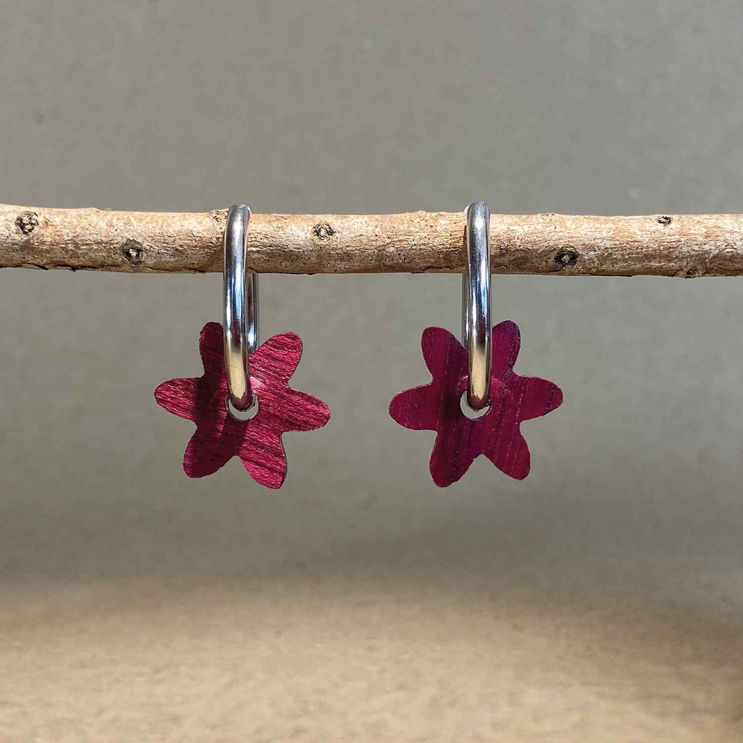 Créoles grandes fleurs en bois - Argentées