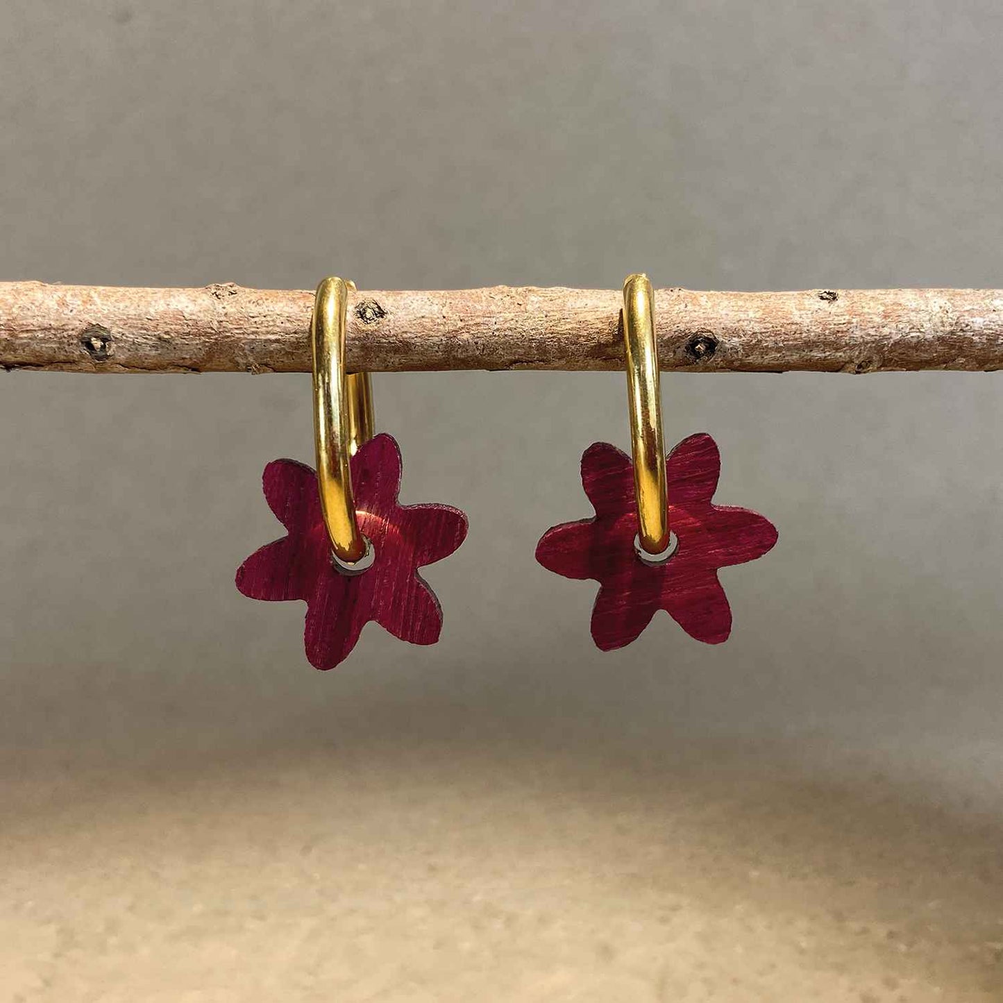 Créoles grandes fleurs en bois - Dorées