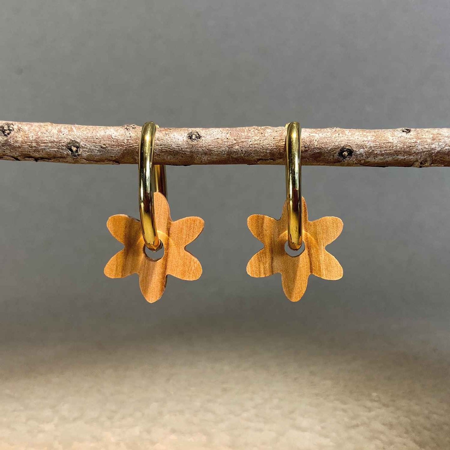 Créoles grandes fleurs en bois - Dorées