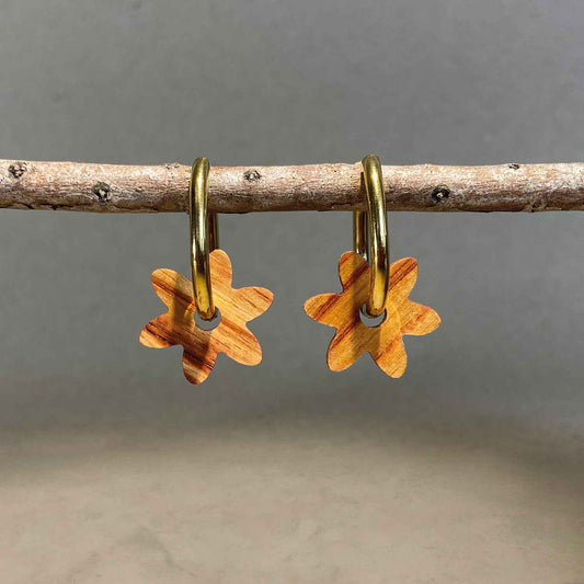 Créoles grandes fleurs en bois - Dorées