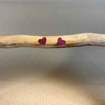 Petites puces d'oreilles cœurs en bois