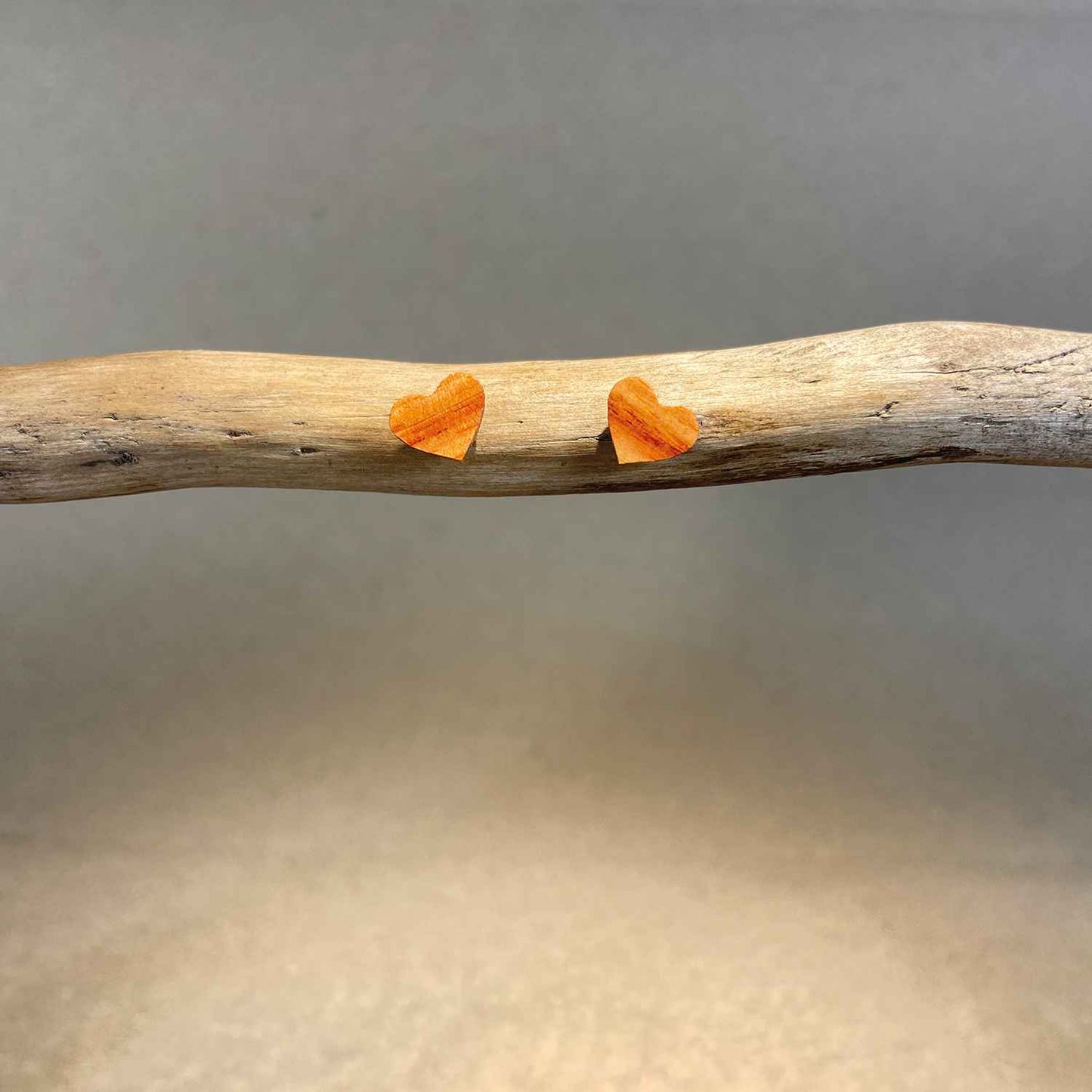 Petites puces d'oreilles cœurs en bois