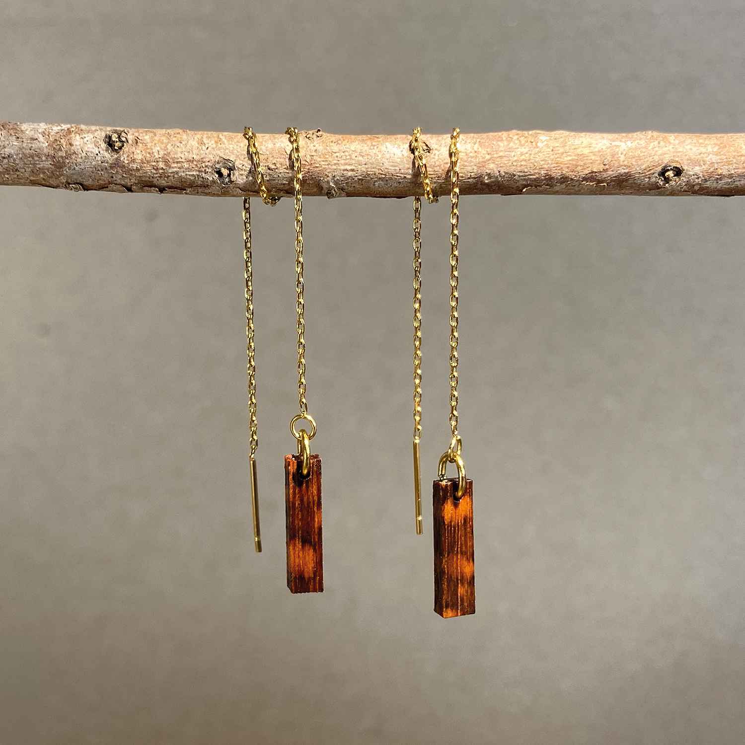 boucles d'oreilles chainettes multi-positions femme en bois d'amourette et acier doré, suspendues à une branche, fabrication artisanale française, racines artisanat