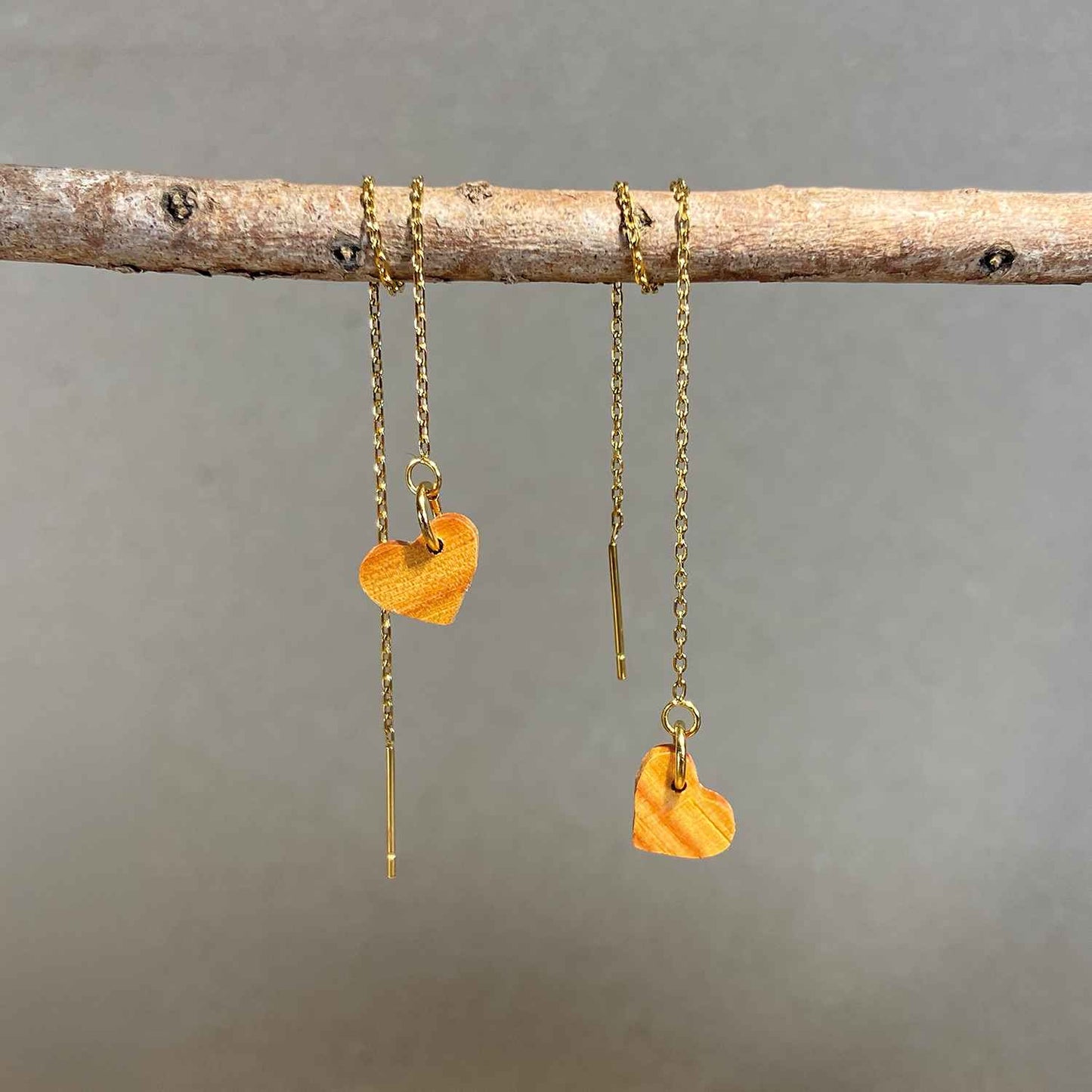 boucles d'oreilles chainettes multi-positions coeur femme en bois de rose et acier doré, suspendues à une branche, fabrication artisanale française, racines artisanat