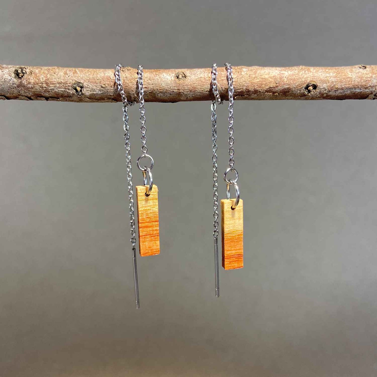 boucles d'oreilles chainettes multi-positions femme en aubier du bois de rose et acier argenté, suspendues à une branche, fabrication artisanale française, racines artisanat