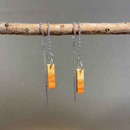 boucles d'oreilles chainettes multi-positions femme en aubier du bois de rose et acier argenté, suspendues à une branche, fabrication artisanale française, racines artisanat