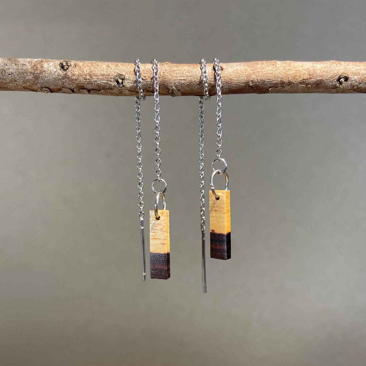 boucles d'oreilles chainettes multi-positions femme en aubier du bois de violette et acier argenté, suspendues à une branche, fabrication artisanale française, racines artisanat
