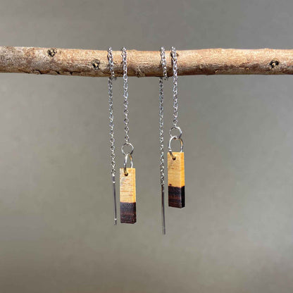 boucles d'oreilles chainettes multi-positions femme en aubier du bois de violette et acier argenté, suspendues à une branche, fabrication artisanale française, racines artisanat