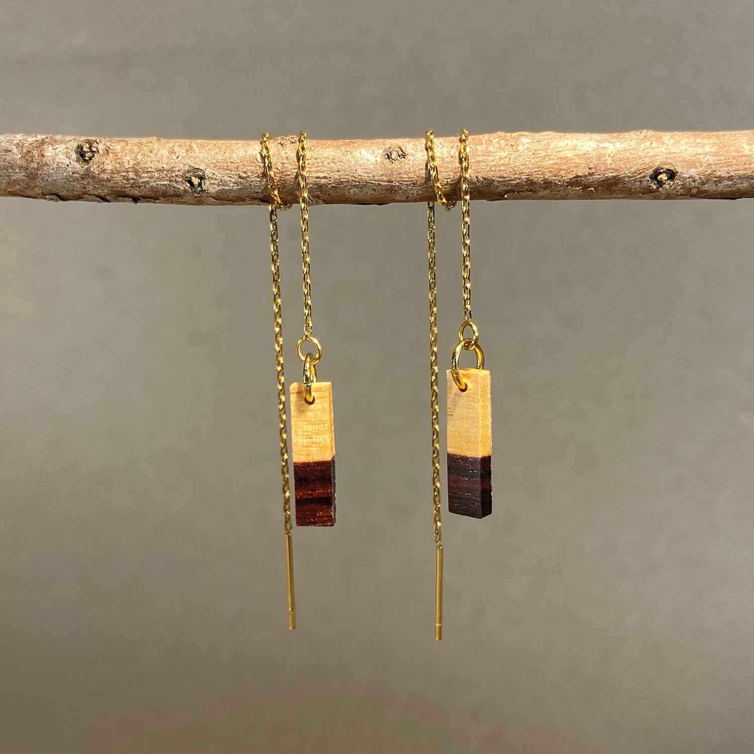 boucles d'oreilles chainettes multi-positions femme en aubier du bois de violette et acier doré, suspendues à une branche, fabrication artisanale française, racines artisanat