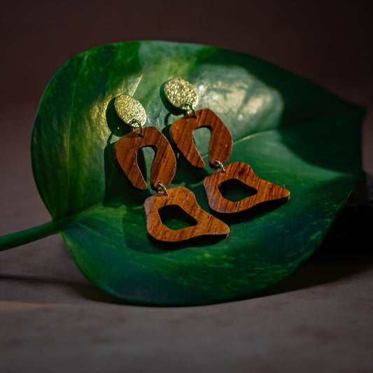 Boucles d'oreilles femme dorées en bois précieux, tombantes et au motif léopard. Fabrication artisanale en France par une ébéniste