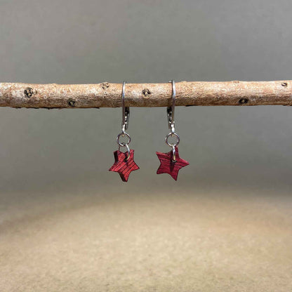 boucles d'oreilles étoiles femme en bois d'amarante et acier argenté, suspendues sur une branche, fabrication artisanale française, racines artisanat