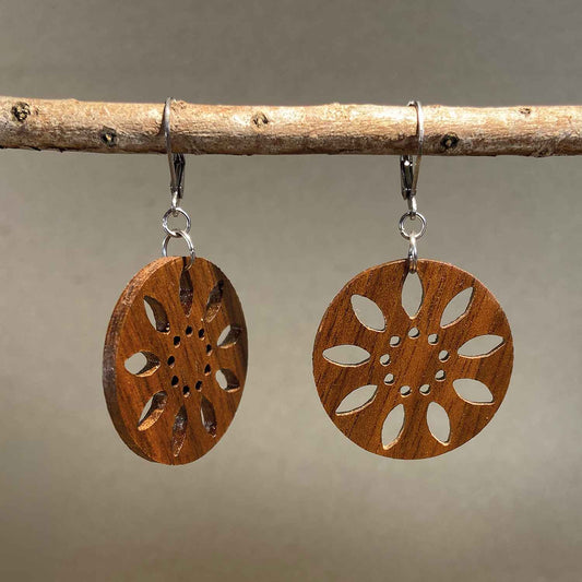 boucles d'oreilles fleurs dentelle femme en bois de noyer et acier argenté, portées à l'oreille, fabrication artisanale française, racines artisanat