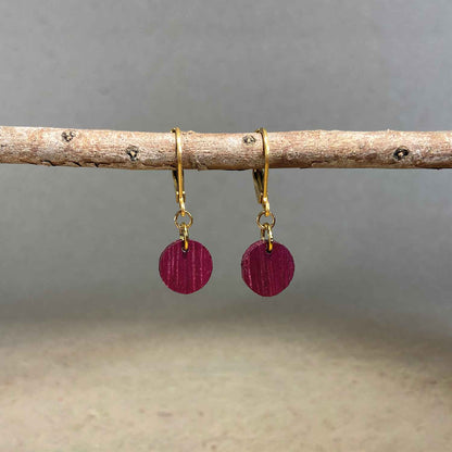 boucles d'oreilles rondes femme en bois d'amarante et acier doré, suspendues à une branche, fabrication artisanale française, racines artisanat