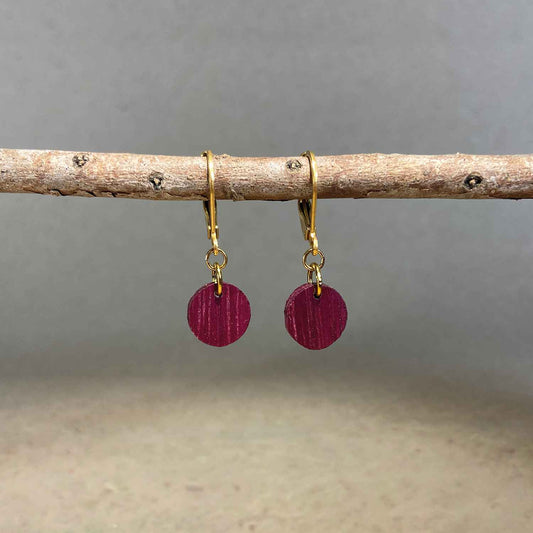boucles d'oreilles rondes femme en bois d'amarante et acier doré, suspendues à une branche, fabrication artisanale française, racines artisanat