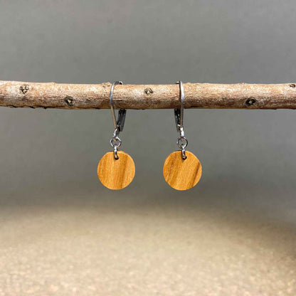 boucles d'oreilles rondes femme en bois d'olivier et acier argenté, suspendues à une branche, fabrication artisanale française, racines artisanat