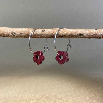 boucles d'oreilles créoles marguerite femme en bois d'amarante et acier argenté, suspendues à une branche, fabrication artisanale française, racines artisanat