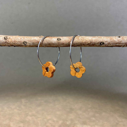 boucles d'oreilles créoles marguerite femme en bois de merisier et acier argenté, suspendues à une branche, fabrication artisanale française, racines artisanat