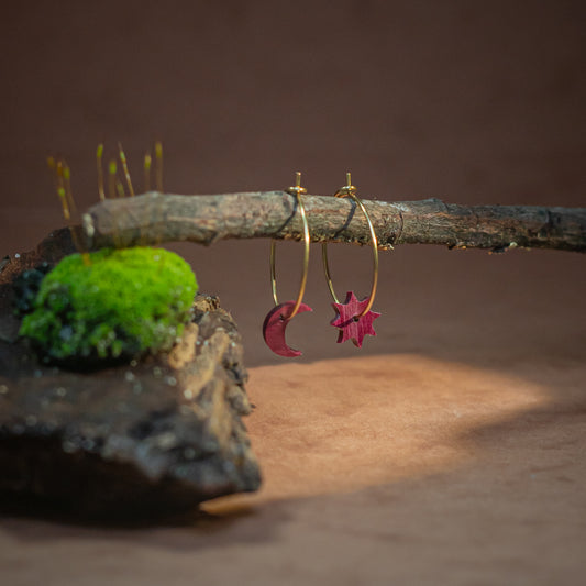 Boucles d'oreilles créoles lune soleil femme dorées en bois précieux. Fabrication artisanale en France par une ébéniste