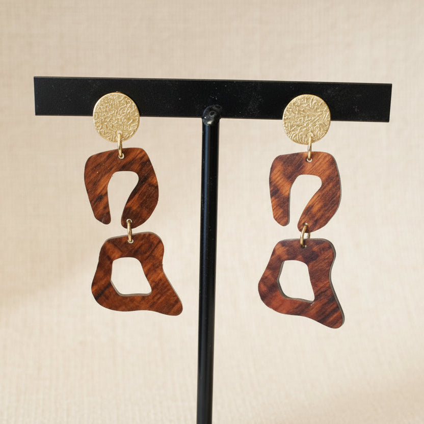 Boucles d'oreilles femme dorées en bois précieux, tombantes et au motif léopard. Fabrication artisanale en France par une ébéniste